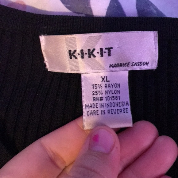 There is about three stains on this shirt, i will get them out - Picture 3 of 4